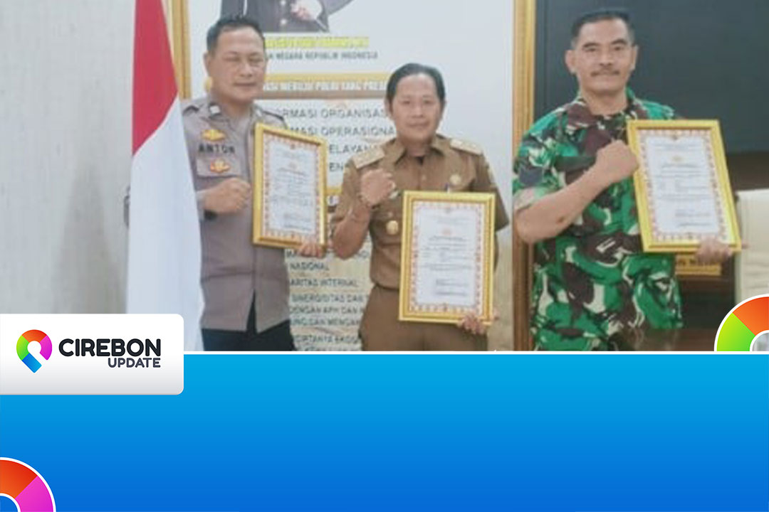 Kepala Desa/Kuwu Grogol, Kanisa didampingi Bhabinkamtibmas dan Babinsa usai menerima penghargaan di Polres Ciko