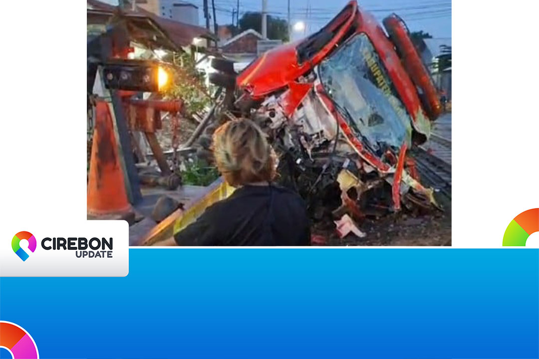 Nahas!! Hendak Padamkan Kebakaran Mobil Damkar Tertabrak Kereta di Hargeulis Indramayu