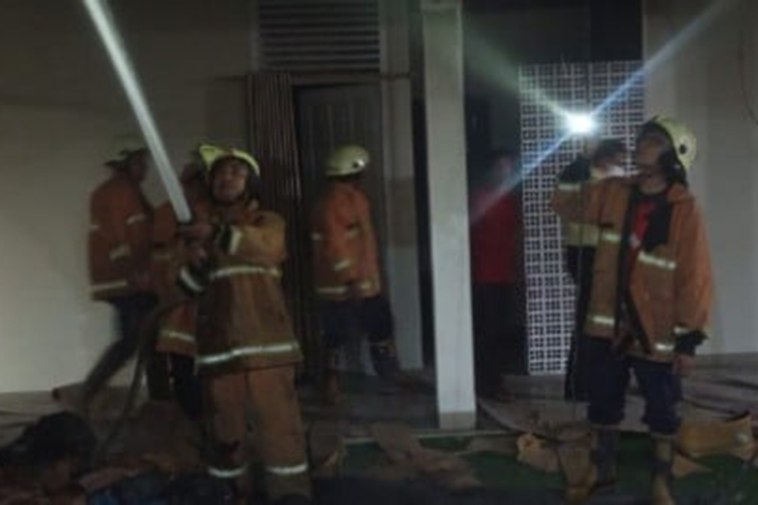 Petugas Damkar Kota Cirebon berjibaku melakukan pemadaman dan pendinginan di Rumah dinas Kepala Bank Indonesia Cirebon