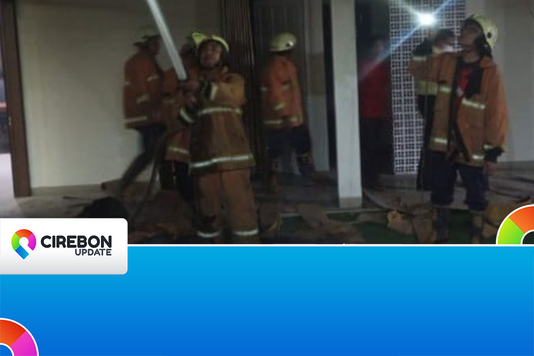 Petugas Damkar Kota Cirebon berjibaku melakukan pemadaman dan pendinginan di Rumah dinas Kepala Bank Indonesia Cirebon