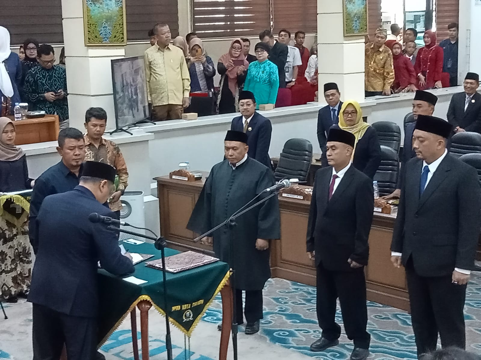 Anton Octavianto dan Umar S Klau Resmi Jadi Anggota DPRD Kota Cirebon. Foto: Istinewa
