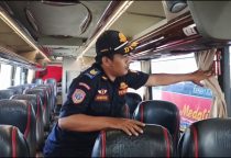 Dishub Cirebon menggelar ramcheck bus di Terminal Harjamukti. Kru wajib cek kesehatan dan tes narkoba, armada tak laik dilarang beroperasi. Foto: Nevada
